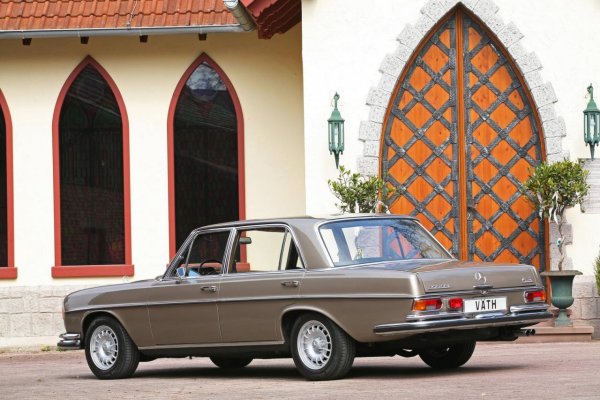 Mercedes-Benz 300 SEL 6.3. Автомобилът е възстановен от тунинг студиото Vath 