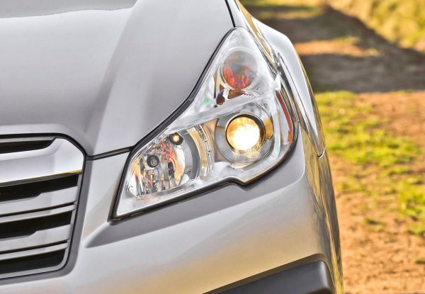 Въпреки че на пръв поглед това е незначителен проблем, той може да бъде изключително досаден. Според техници с богат опит с автомобили на Subaru, това обикновено е свързано с регулатора на напрежението на алтернатора. Когато купувате употребяван Outback, единственият начин да проверите това е чрез измерване на напрежението, което излиза от алтернатора. За да видите дали има някакви нередности ще ви трябва специален уред.