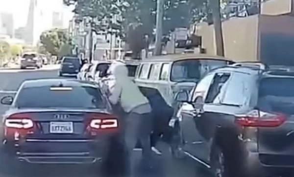 Отворените прозорци са явна покана към всякакви мошеници. В България подобни случаи са рядкост, за щастие, но на много места по света има добре разработени схеми, при които на светофара някой нахалник спира до вас и хвърля през отворения прозорец боклук, жив плъх, или просто се изплюва вътре. Щом излезете да се разправяте, съучастникът му се шмугва в колата и отпрашва. Друг вариант на тази измама, който вече е познат и у нас, е единият да отвлече вниманието на шофьора, а другият да му задигне чантата или портфейла от колата. Затвореният прозорец ще ви предпази от тази схема. 
