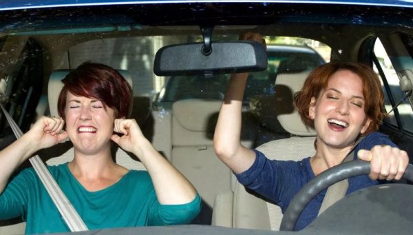 Несъмнено сте го изпитвали и сами: при определи конфигурации на отворените прозорци в колата се получават истински акустични удари, които могат сериозно да повлияят на концентрацията. А дори и да няма чак удари, силният шум, който прониква през отворените прозорци в салона, бързо изморява шофьора. Експерименти показват, че шофьори, каращи в шумен салон, се изморяват и реакциите им се влошават три пъти по-бързо, от тези, които карат в тишина. Последното впрочем важи и когато си пуснете твърде силна музика. 
