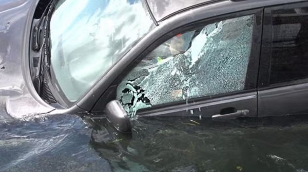 При удар на пътя затворените стъкла по-добре предпазват пътниците от най-различни осколки. Стъклото поема част от силата на удара. 
