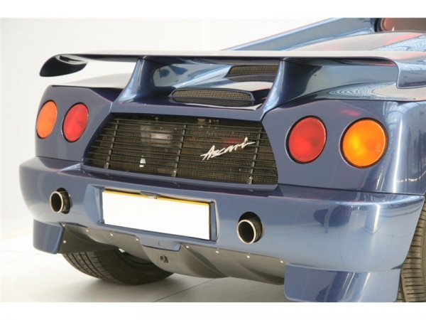 Автомобила тежи само 1250 килограма и ускорява до 100км/ч за 4.1 сек.