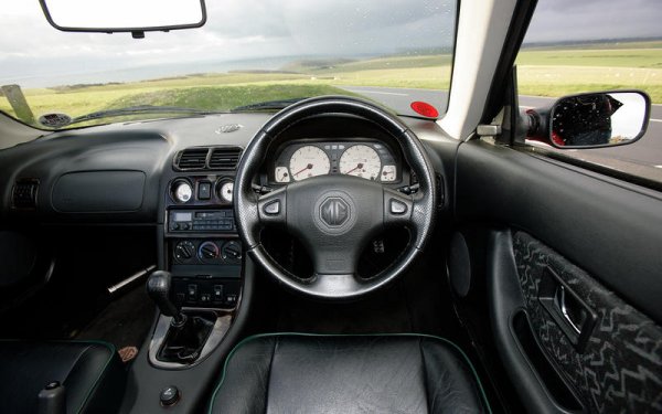 В същото време, MGF (или TF), все още е толкова евтин, защото има някои проблеми - с уплътнението на главата на двигателя и с окачването. Ако ги пренебрегнете, ставате собственик на една много забавна за каране кола. Неслучайто има и шампионат, в който всички се състезават с този модел.

Предложението ни в случая е  MG TF 1.8 от 2004 година с пробег 121 300 км и цена 995 лири.
