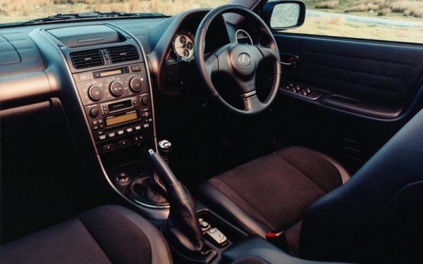 Интериорът е доста шикозен и прилича на витрина за луксозни часовници. Проектиран да издържа на ръжда, добре обгрижваният IS дава на шофьора си наистина голямо удовлетворение от шофиране на писта.

Предлага се IS от 2002 година със 112 000 км пробег на цена от 1495 лири.
