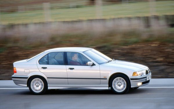 При излизането си на пазара през 1991 година този автомобил струва 15 000 лири, като беше приет с възторг от публиката. Сега тази кола отлично подхожда на начинаещи "пилоти", които да спрат да фантазират за CSL (поколение Е46) и да се ориентират към 30-годишно BMW 318i.
