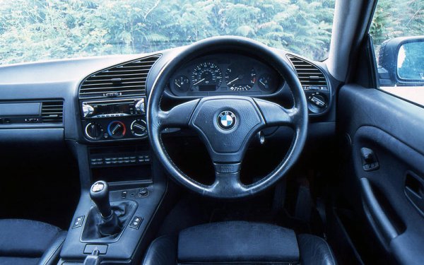 Радост от шофирането - така баварците определят своите автомобили и този не прави изключения, стига окачването му да е в добро състояние. Във всички случаи обаче именно 318i е най-добрият спортен седан за под 1000 лири.

Предлага се 318i SE от 1994 година, като пробегът му е 106 00 км, а цената - 999 лири.
