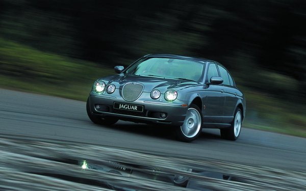 S-Type не беше най-доброто попадение на Jaguar, тъй като преди фейслифта прекалено приличаше на Ford (става дума за интериора, естествено). Част от уредите в салона баха взети директно от Lincoln LS - автомобил, който от своя страна прилича на посредствен Hyundai.
