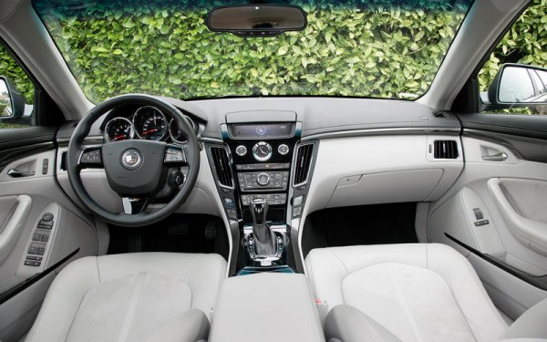 Моделът вече е достатъчно евтин, за са си го позволите, като предлага 3,6-литров V6 с 306 к.с. към задните колела. Така получавате кола, която струва по-малко от 3000 лири, но вдига 250 км/ч.

За 2695 лири се продава CTS 3.6 V6 Sport Luxury от 2007 година. Неговият пробег е 116 000 км. 
