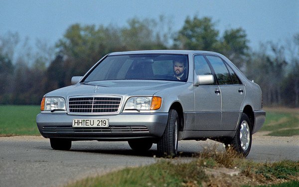 S-Class е въплъщение на инженеринга на Mercedes. И все пак той се превръща в много забавен автомобил, когато изключите системите за контрол на сцеплението и стабилността. Проблемът в случая е, че трябва да намерите кола с пълно сервизна история.
