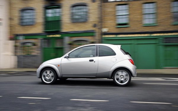 Първото поколение на Ka изненада дори Ford, защо моделът беше достатъчно търсен, а феновете дори поискаха негова спортна версия. И когато тя се появи, стана ясно, че чакането определено си е заслужавало.
