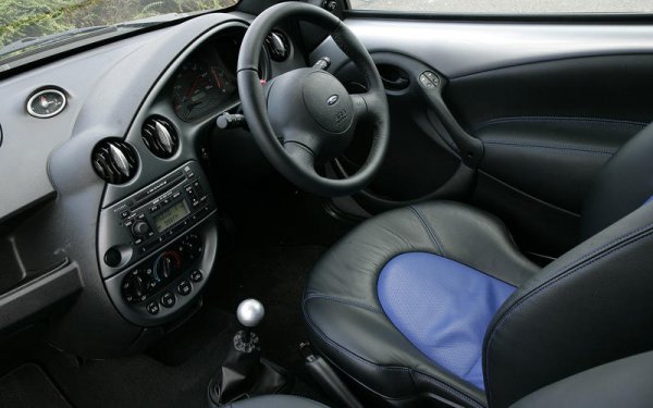 За да създаде &bdquo;зъл близнак на Ка&ldquo;, Ford пусна по-голям - 1,6-литров двигател, сдвои го със супер малката скоростна кутия на Puma, разшири предната част на шасито и свали окачването с 14 мм. Резултатът беше впечатляващ хот-хеч на цена от под 10 000 лири.

Произведен през 2004 година SportKa с пробег 101 000 км се продава за 1399 лири.
