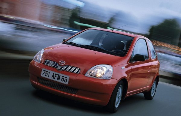 Първото поколение на Yaris (1999-2005) е пример за автомобил, който купуваш и просто караш. Умният интериорен дизайн направи купето с дължина 3,65 м достатъчно просторно. Интересен факт е, че Yaris 1 спечели титлата &bdquo;Автомобил на годината&ldquo; в Европа. Най-голямото предимство обаче са здравата механика и издръжливите двигатели с променливо време на клапаните VVT-i.