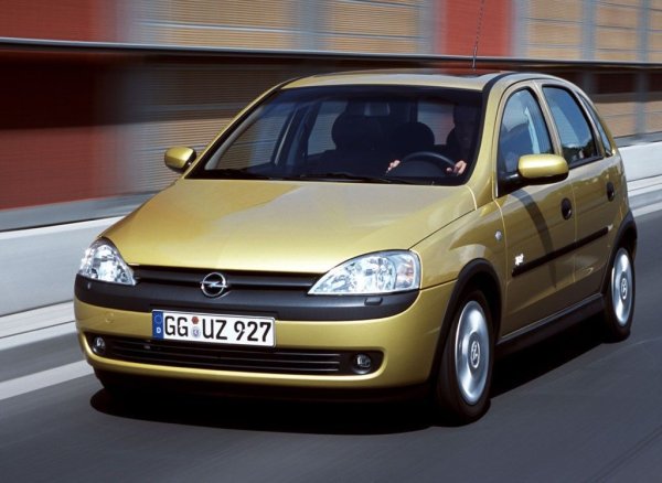 Третото поколение на Corsa (2000-2006) е класика в най-евтиния сегмент, като е подходящ за всекидневния пътувания в града. Качеството на каросерията и най-вече на защитата от корозия значително подобрени в сравнение с предшествениците им, а разнообразието от версии е толкова широко, че може да ви създаде главоболие при избора. Трицилиндровите 1.0 и 1.2 двигатели са лесни за използване и са напълно достатъчни за града, макар че за по-голям комфорт е по-добре да се заложи на 1.4 двигатели.