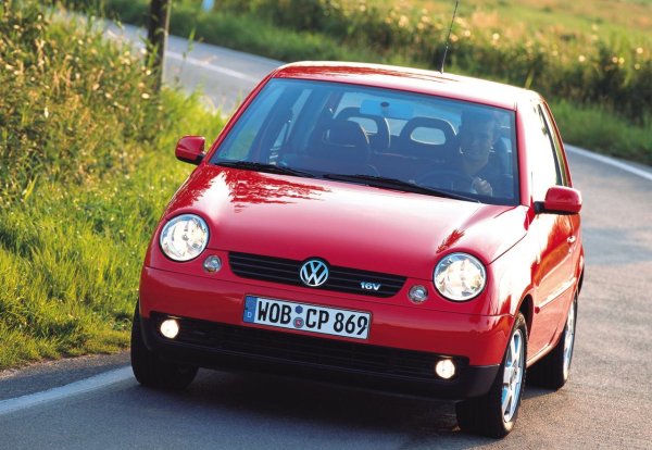 Произвежданият между 1998 и 2005 година Lupo използва съкратената база на Polo и предлага изненадващо много за своя сегмент. За малко пари лесно се намира базовата версия 1.0 (50 к.с.) или по-живия 1.4 (75 к.с.). И до днес колата създава впечатление, че е по-модерна, отколкото изглежда, и наистина харчи малко.