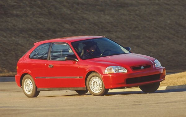 Шестото поколение на Civic се конкурираше с Golf в края на 90-те, но в сравнение с него беше по-бързо. Двигателите, нетърпеливи да се въртят при високи обороти, и добре настроеното окачване правят шофирането много забавно дори и днес. Механичната здравина е толкова голяма, че много екземпляри са останали в една ръка години наред &ndash; това също означава, че някои екземпляри на вторичния пазар не са имали много собственици.