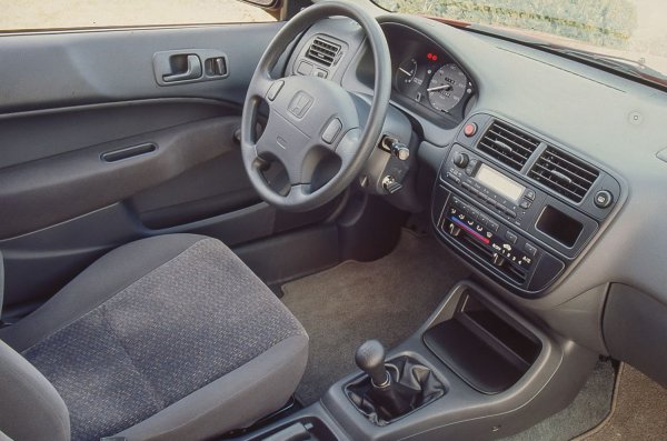 Трябва също да помните, че оригиналните части на Honda могат да струват както при висок клас автомобил, но алтернативните са евтини &ndash; комплект предни накладки е около 40 евро, маслен филтър 7 евро, въздушен филтър 10 евро, а ангренаж с водна помпа около 70-100 евро.