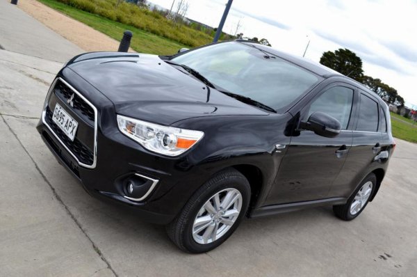 Двигателят 4B11 се поставя на Outlander, както и неговите европейски „клонинги“ - кросоувърите Citroen C-Crosser и Peugeot 4007. При прегряване при него е възможна появяна на пукнатини в главата на цилиндъра и в основата на изпускателния колектор. Това означава, че е необходимо внимателно наблюдение на работната температура и нивото на маслото. Честата смяна на антифриз няма да навреди. 

Ангренажната верига изкарва 200 000 км, а моторът няма  хидравлични повдигачи, така че всеки 80 000 пролуките в газоразпределителния механизъм трябва да се регулират. Декларираният от производителя ресурс е 250 000 км, но в повечето случаи двигателят изкарва до 350 000 и дори до 400 000 км.