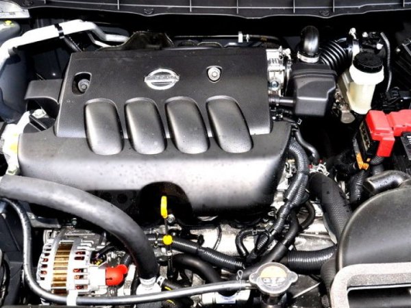 При Nissan Qashqai 2,0-литровият мотор също е комбиниран с вариаторите JF011E/JF016E CVT, но поне ами алтернатива – механична скоростна кутия, която може да се комбинира както с предно предаване, така и със задвижване на всички колела. Двигателят MR20DE е използван и за кросоувъра X-Trail (2007-2014), както и на много седани Renault под индекса M4R. В повечето класация след тестове той винаги е в челото на най-надеждните мотори, въпреки че има и някои слабости.

Главният от тях е бързо повишаващият се апетит за масло. В наши дни смяната пръстените на буталата и на уплътненията на стеблото на клапаните на 100 000 км може да се счита за обичайна процедура, докато „плаващата“ скорост подсказва, че е време да почистите дросела.