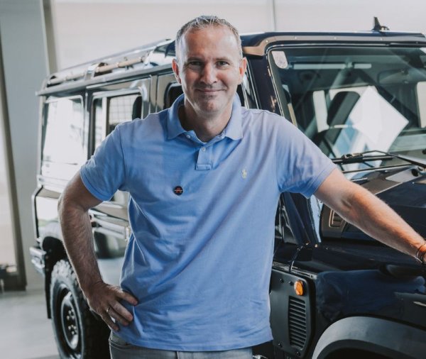 "Добър въпрос. Честно казано, не мисля, че е лошо време за дебют. След края на пандемията хората са жадни да бъдат навън, жадни са да отидат малко по-далеч, отколкото са стигали преди, и са жадни да инвестират. Така че от гледна точка на клиенти и търсене сега е идеалното време да излезем на пазара. Такава е и обратната връзка, която получаваме. Колкото до частта с доставките и производството, в наша полза е, че все пак сме нишов производител, със сравнително неголеми обеми. Това улеснява нещата". 
