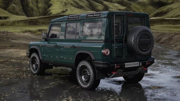 "Има два възможни отговора на този въпрос. В момента всъщност забелязваме повишен интерес към двигателите с вътрешно горене. Действително много европейски пазари започват да се затварят за тях, но това също значи, че сега е последният шанс да се сдобиете с такъв автомобил. Това е в наша полза. В бъдеще, разбира се, нещата ще се променят. Но ние вече работим върху вариант с водородна горивна клетка и всъщност сме толкова напреднали, че очакваме да представим готов прототип още до Коледа. За един офроудър такова задвижване има много повече смисъл, защото горивната клетка е доста по-лека и по-малко обемиста от батерията. 
В същото време мислим много сериозно и за втори модел, различен от Grenadier. Той ще е чист електромобил с батерия, по-малък и по-подходящ за градска среда. Така че сме подготвени за бъдещето". 
