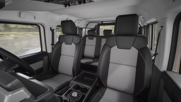 "Ineos е европейски автомобил, но наследството му, дизайнът му са наистина британски. Идеята за него е родена в една лондонска кръчма. Само че, ако искаш да имаш успех, трябва да работиш с най-добрите възможни партньори. Използваме Magna Steyr заради огромния им опит в офроуда. Имаме голям офис в Германия, защото там има отличен достъп до инженерна експертиза. Заводът ни в Хамбах в миналото беше един от заводите с най-високо качество на работата в цялото портфолио на Mercedes. BMW произвежда най-добрите двигатели, и точка. Така че ние сме британска компания, с британски дизайн и дух, но продуктът ни е наистина международен и глобален". 
