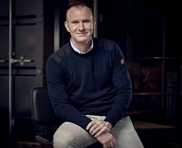 "Много добър въпрос. Това "показно тестване", което направихме, ни носи множество ползи. Преди всичко нека се запитаме защо другите производители пазят новите си модели в тайна? Отговорът е най-вече защото те вече имат съществуващи модели, които искат да разпродадат, преди да излязат новите. Ако покажат наследника твърде рано, хората просто ще го изчакат да излезе и тогава старият модел не може да се продаде. Ние нямаме такъв проблем. Но има и технически аспект: криенето на прототипи, използването на камуфлаж всъщност усложнява тестовете и ги прави по-неточни. Освен това тестването пред очите на всички ни дава безпрецедентно добра обратна връзка от клиентите". 

