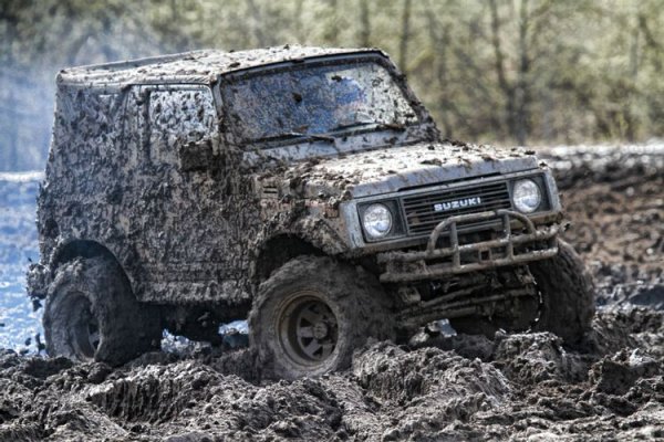 В Suzuki правят много готини офроуд-проекти, но, за съжаление, те имат смъртоносна история. Тези автомобили са страхотни извън пътя, но на шосето и особено на магистралата са много опасни, тъй като са склонни лесно да се преобръщат. През годините има огромен брой такива случаи, което доведе и до сериозен отлив дори сред феновете на марката.