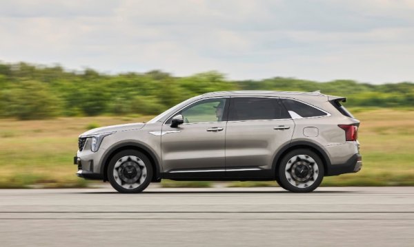 Най-добър вносен голям SUV

Дългият почти 4,82 метра Sorento е стилен. И не само за семейства и доставчици, които могат да поръчат опционално седем места. Гъвкавият багажник предлага между 705 и 2100 литра обем. Има практично двоен товарен под и плъзгаща се задна седалка. В допълнение, окорейският SUV може да тегли ремаркета със спирачки с тегло до 2,5 тона. Но не носи усещане за транспортно средство, тъй като качеството е на другото ниво.

Както е типично за Kia, Sorento има седем години гаранция или до 150 000 километра. Важен критерий за покупка. Задвижването на четирите колела носи максималните 194 к.с. и 440 нютонметра въртящ момент на 2,2-литровия турбодизелов двигател. Програмите за шофиране в сняг, кал и пясък могат да се избират с помощта на въртящо се копче.
