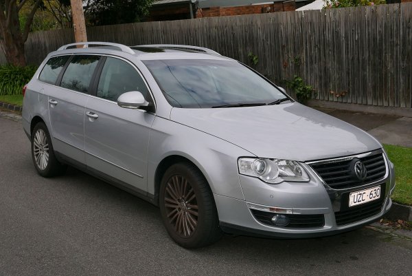 Въпреки доста респектиращата си възраст, не е трудно да се намери екземпляр в прилично състояние на пазара. Този модел се счита за много издръжлив и надежден. И оборудването не може да се нарече остаряло. Но каросерията може да изисква ремонт след покупката. Колата се предлага като седан или комби, а едно от предимствата е, че разполага с просторен багажник и комфортен интериор.