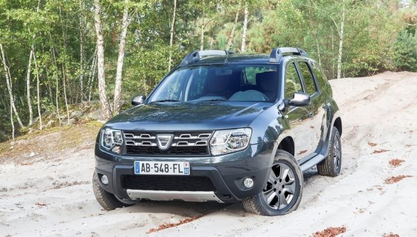 За такива пари можете да получите истински солиден кросоувър, дори със задвижване на всички колела (след фейслифта). Този модел е доста прост, непретенциозен и евтин за поддръжка. Има добра проходимост и е добре адаптиран за работа в тежки условия. Оборудването, разбира се, не е богато. Но всичко необходимо е там. А багажникът е известен със своя капацитет. За посочената цена и поради възрастта, не бива да очаквате да е в перфектно състояние.