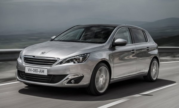 В случая става въпрос за фейслифта, тъй като по-старият вариант определено не си заслужава. В случая може да се избира между хечбек и комби, тъй като кабриолетът е прекалено екзотичен варианти, от който малко хора се нуждаят. И двата варианта са доста издръжливи, въпреки след покупката най-вероятно ще се наложат инвестиции в окачването и електрическата система. 