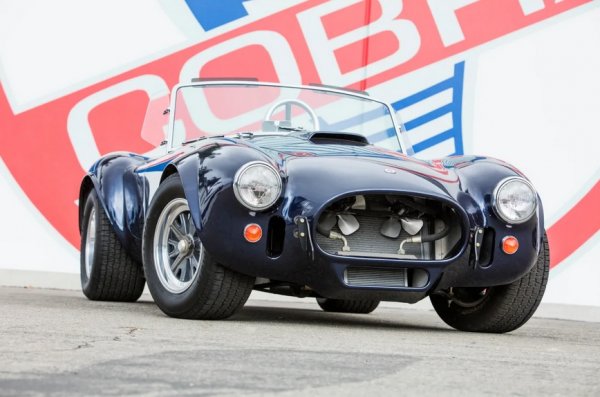 Тази Cobra 427 е от личната колекция на Карол Шелби, продадена на търг от Bonhams миналата година