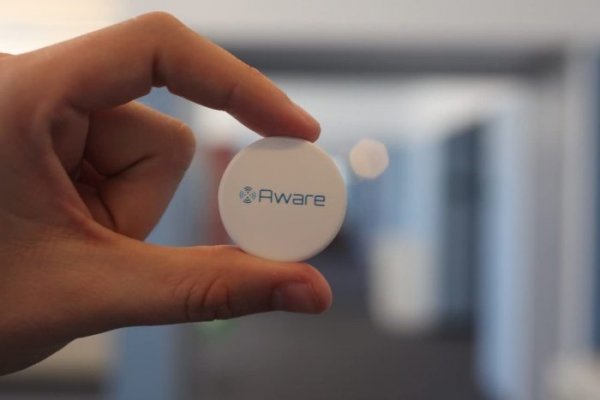 Ключовете от колата често се губят, а самото превозно средство понякога е трудно да бъде намерено на огромния паркинг на мола. Джаджата Aware Car решава тези проблеми, като свързва автомобила със смартфона. При паркиране устройството автоматично записва данните за местоположението на колата, като помни дори на кое ниво на паркинга сте я оставили.
Съответното приложение на смартфона ви помага да намерите автомобила. Освен това Aware Car може да ви напомни да зададете таймер и след като изтече предварително определено време, да ви уведоми, че срокът за платено паркиране изтича и трябва да го подновите, например. 