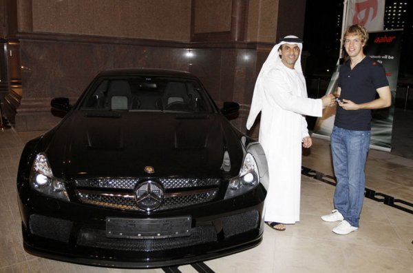 Фетел получава Mercedes-Benz SL65 AMG Black Series за победата си в Абу Даби през 2009 г.