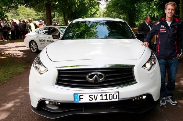 Infiniti FX Vettel Limited Edition - автомобил, в чиято разработка пилотът е участвал, докато караше за Red Bull.