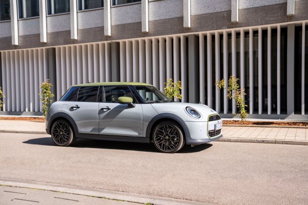 Mini пусна специална серия &bdquo;Paul Smith Edition&ldquo;, създадена в сътрудничество с британския дизайнер Пол Смит. Проектът съчетава традиционните елементи на Mini с характерния подход на дизайнера &ndash; философия, която той описва като &bdquo;класика с обрат&ldquo;.

Това специално издание се предлага за Mini Cooper в три стила на каросерията: триврат, петврат и кабриолет. Това не е изцяло нов модел, а по-скоро специална версия на съществуващ автомобил.