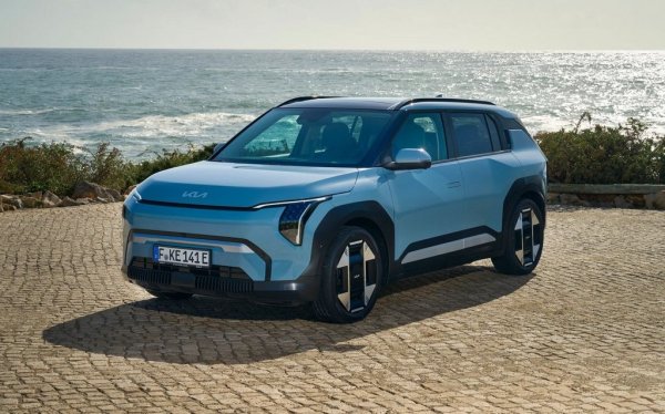 Най-новият електрически модел на Kia е и най-достъпният. Стартовото ниво има 58-киловатчасова батерия, 204 конски сили мощност и до 436 км пробег с едно зареждане. 
