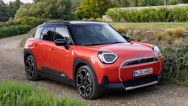 Най-новият модел на MINI се позиционира по средата на гамата - по-голям и практичен от малкия Cooper, но по-компактен и най-вече по-евтин от порасналия Countryman. Освен това, за разлика от тях, има само електрически версии. Базовата предлага 184 конски сили мощност, 42.5 кВтч капацитет на батерията и пробег с едно зареждане между 299 и 309 км в смесен цикъл. 
