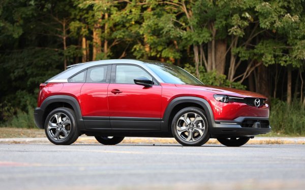 Специална цена с включен екобонус от 16,000 лева, валидна за останали бройки от моделна година 2023.
