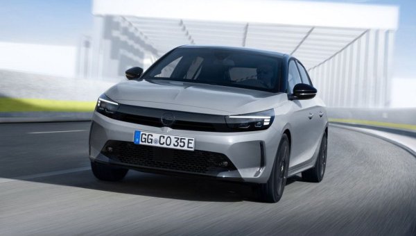 Базовата електрическа Corsa има 136 конски сили мощност, 150 км/ч максимална скорост, 50 кВтч капацитет на батерията и до 359 км пробег с едно зареждане. Версията Long Range дава с около 40 км повече пробег, но срещу над 3000 лева доплащане към цената.  
