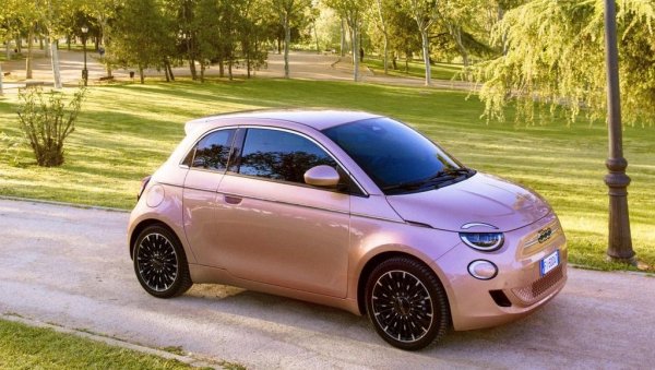 Електрическото "фиатче" започва от под 60,000 лева за варианта с 24 кВтч батерия и 95 конски сили максимална мощност. Тази комбинация дава 190 км пробег с едно зареждане в комбиниран цикъл. Версията с по-голямата (42 кВтч) батерия изминава 320 км, но струва с над 8,000 лева повече. 

