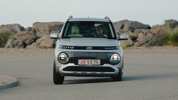 Новото градско електромобилче на корейците струва под 50,000 лева у нас във варианта с 42 кВтч батерия и мощност от 97 конски сили. Пробегът с едно зареждане с 15-цолови джанти е 327 км, а със 17-цолови джанти - 303 км. 
