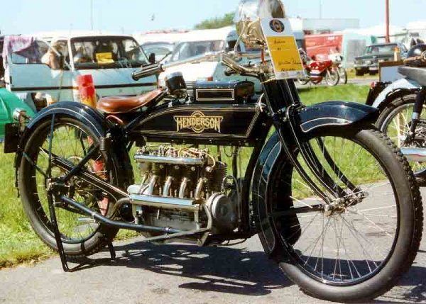 Постижението на Бедел е по-слабо от това на Бейкър, но е направено не с автомобил, а с мотоциклет - по-точно с четирицилиндров Henderson. За отбелязване е, че заради оскъдните пътища Бедел всъщност изминава с почти 900 км повече от днешните кандидат-рекордьори. 
