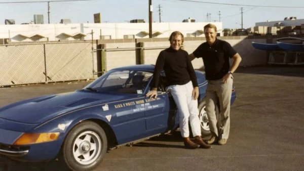 Дън Гърни е пилот от НАСКАР и от "Формула 1". Брок Йейтс е автомобилен журналист и дългогодишен шеф на библията Car&Driver. Двамата се заемат да възродят спомена за подвизите на Бейкър, и с едно Ferrari Daytona подобряват рекорда му с почти 18 часа.
