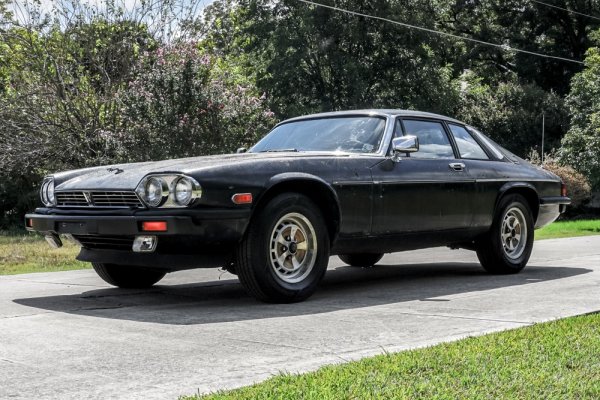 Рекордът бе постигнат с Jaguar XJS в рамките на петия Cannonball Baker Sea-To-Shining-Sea Memorial Trophy Dash
