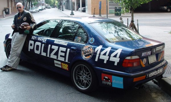 За удивителния живот на Алекс Рой сме разказвали и друг път (вижте линка под статията). През 2006 той и Маер модифицираха едно BMW M5, дръзко написаха "полиция" отстрани и постигнаха средна скорост от 146 км/ч през Америка. BMW-то бе с добавени резервоари за общо 136 литра бензин. 
