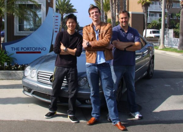 Колкото по-голям резервоар, толкова по-рядко спираш за зареждане: Болиан бе монтирал 250-литров в своя Mercedes-Benz CL55 AMG, и благодарение на това успя да свали времето доста под 30 часа, при средна скорост 158 км/ч. 
