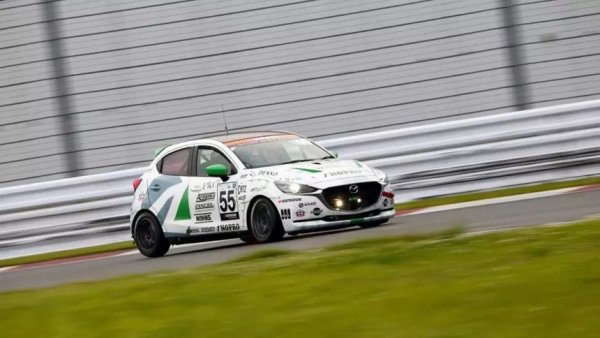 Mazda проучва начини за запазване на ДВГ в условията на по-строгите екологични разпоредби. Една идея е да се прави гориво от морски водорасли. Това е бързо растящ и устойчив ресурс, който може да се добива без обработваема земя или прясна вода. В сътрудничество с университета в Хирошима Mazda провежда изследване, което показва, че биогоривата могат значително да намалят емисиите на въглероден диоксид. Mazda не уточнява кога горивото ще стане достъпно в търговската мрежа, но вече тества технологията на състезателната писта - Mazda2 Bio Concept се движи с биодизел, създаден от олио за готвене и мазнини от микроводорасли.
