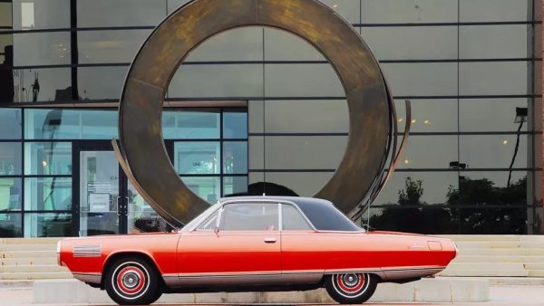 В средата на 50-те години Chrysler изследва използването на турбинени двигатели в автомобилите. В днешно време турбо двигателите вече не са нещо уникално, но пък може да работят с почти всичко. Интересна история разказва Лиън Диксън от списание Special Interest Autos, който е един от свидетелите, документирали проекта за турбинен двигател на Chrysler. Когато моделът Chrysler Turbine Car достига Мексико през 60-те години, президентът на страната иска да използва текила като гориво. И турбодвигателят работи без проблеми на алкохолно гориво.
