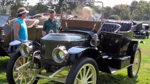 Това, разбира се, също не е толкова странно гориво. Парните автомобили са сред най-ранните транспортни средства, появили се в края на 19 век. Водата се нагрява и се образува пара, която задвижва двигателя. Парните машини са голяма иновация за времето си. Най-известният пример е Stanley Motor Carriage Company, която произвежда автомобили с парно задвижване в началото на ХХ век.